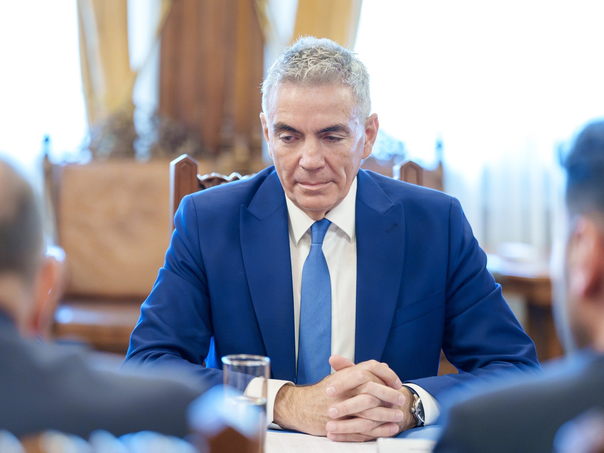 Vicepremierul pute nițel 