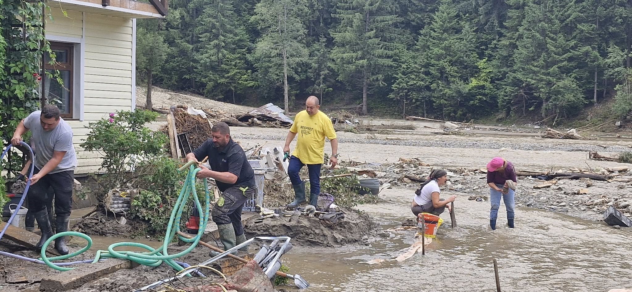 Arafat face „instrucție” cu voluntarii de la inundații