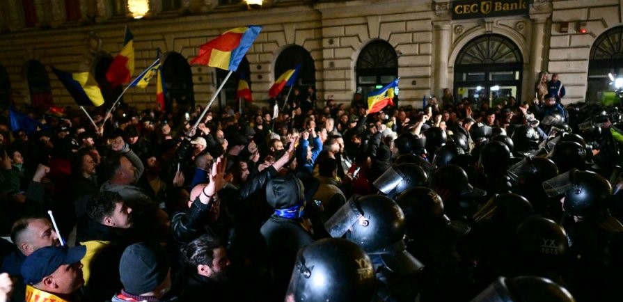 Violenţele de la BEC. 19 fani ai lui Călin Georgescu, la judecată