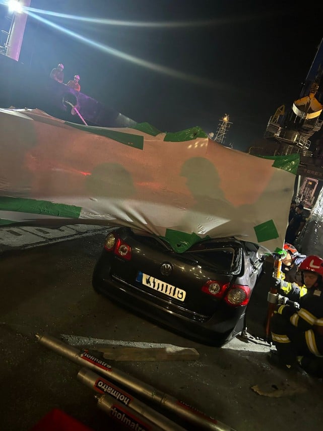 Picior de macara prăbușit peste un autoturism