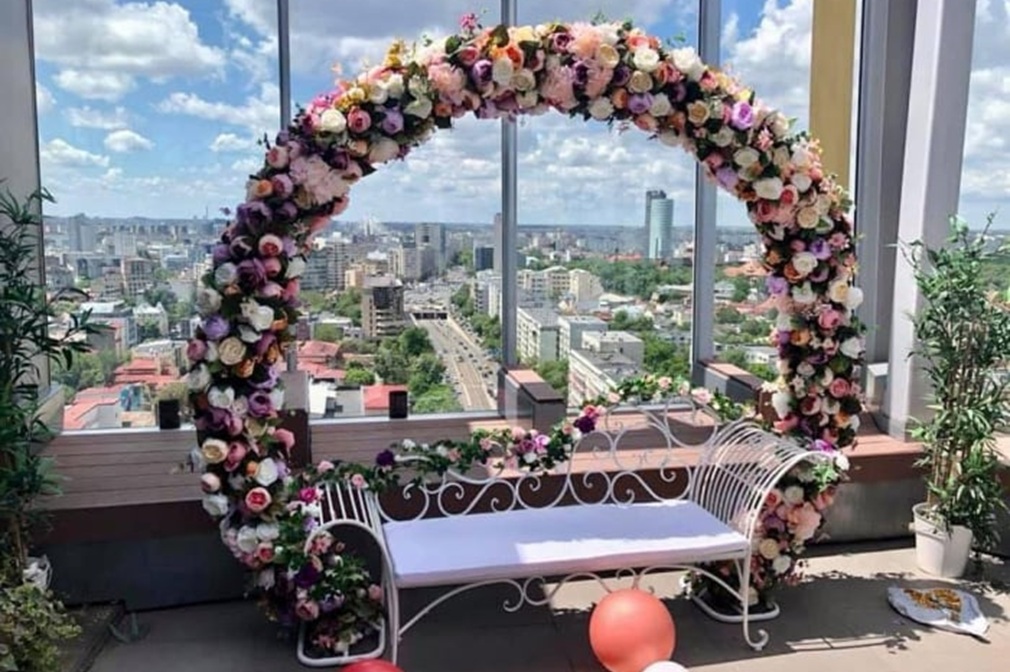 Arcade florale pentru botez – idei delicate și memorabile