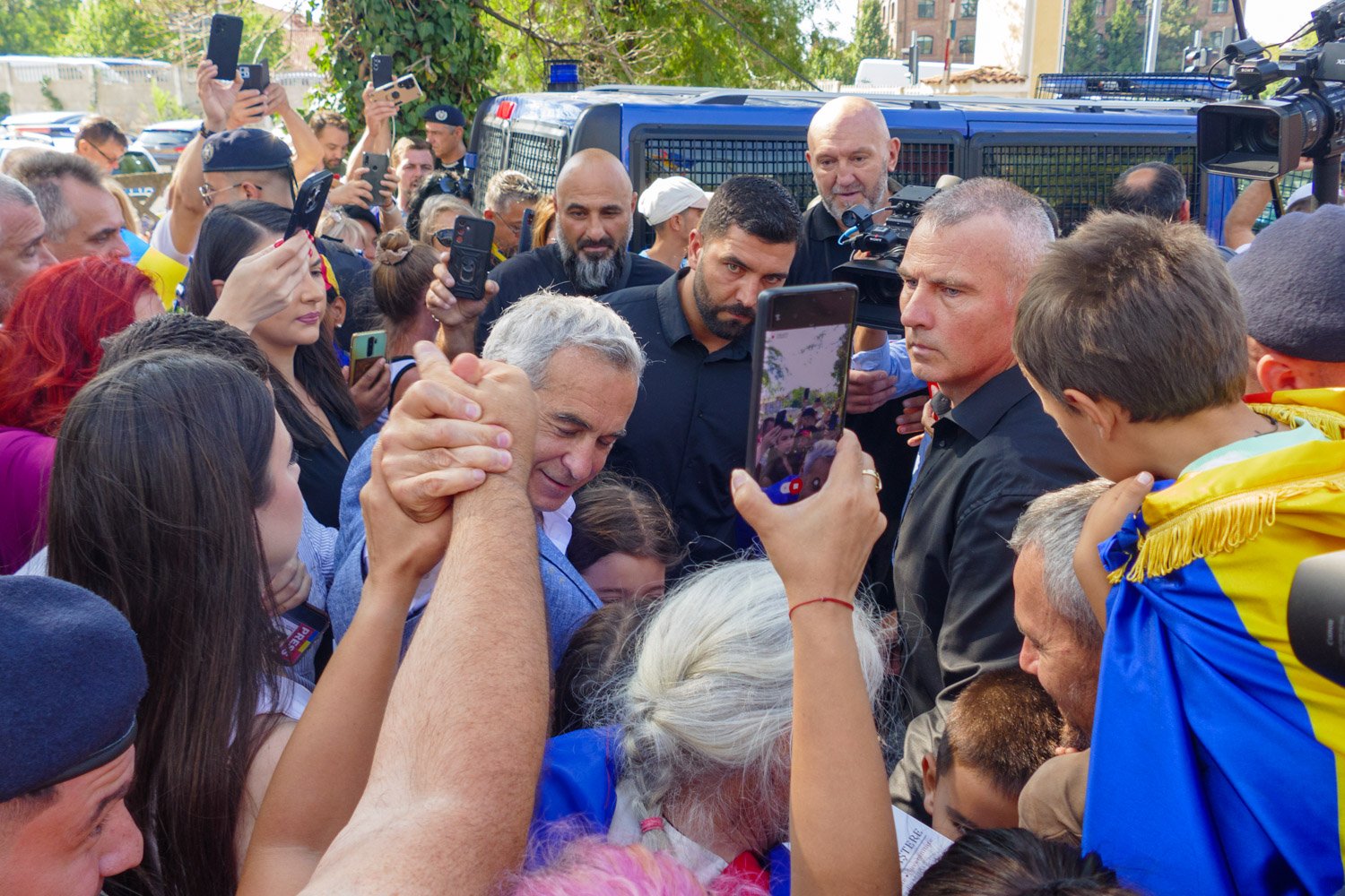 (Fotoreportaj) Susținător al lui Georgescu: Împrumutați-vă și veniți la București, nu mai stați acasă