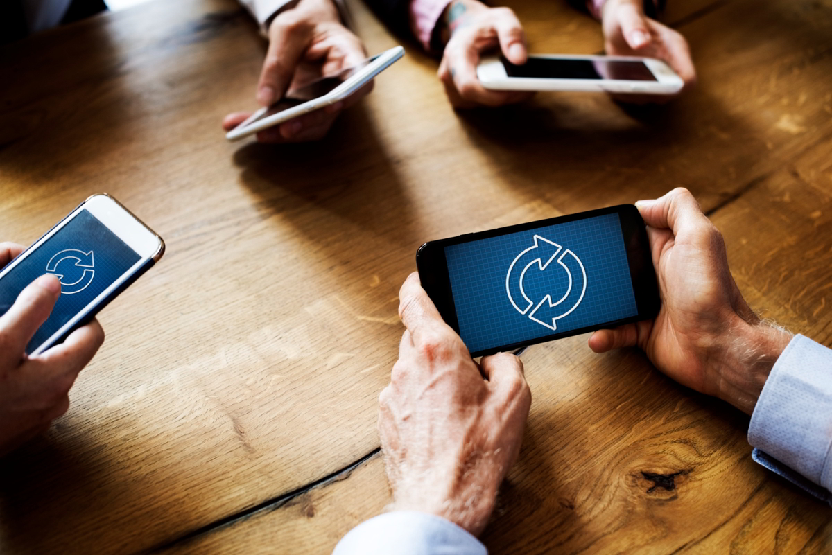 Românii vând telefoane vechi, dar renunță la reciclare