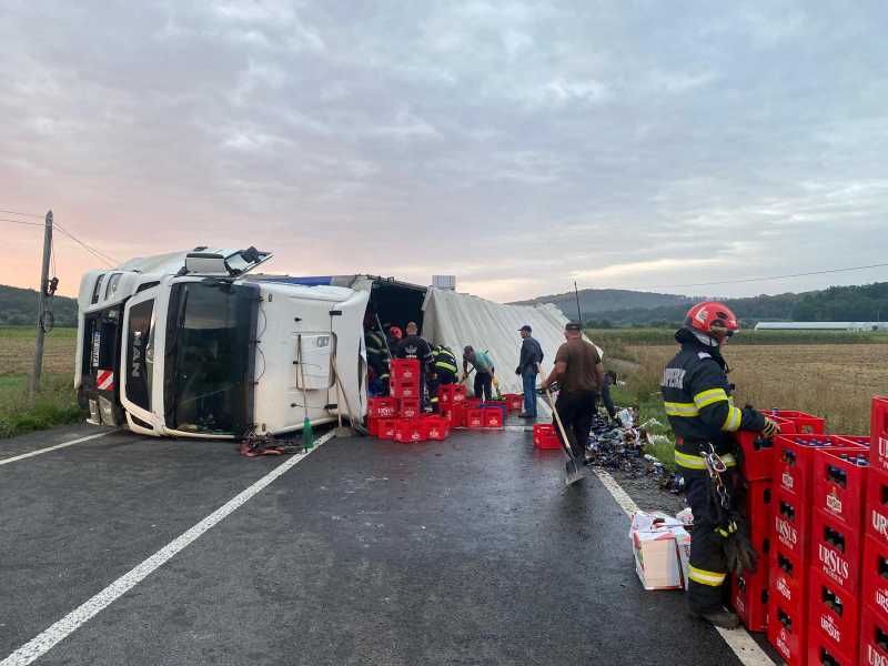 Un camion cu bere a blocat circulația pe DN 28B