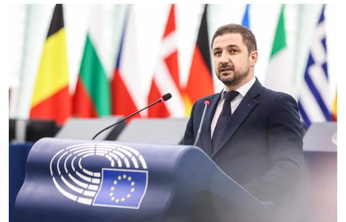 Adrian Axinia (AUR): Guvernul Bolojan se pregăteşte să încalce brutal Constituţia