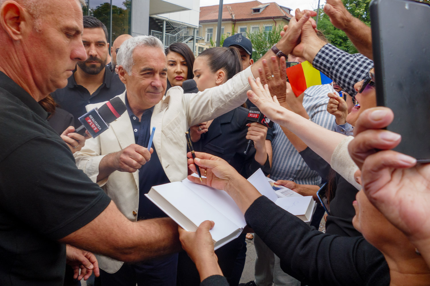 (Fotoreportaj) Extaz la IPJ. ″Românie, mândru plai″, ″Călin Georgescu, președinte″