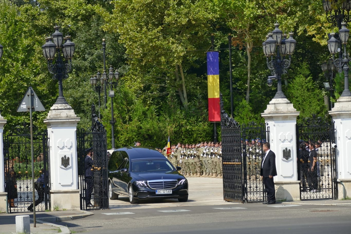 Iliescu a ieșit pentru ultima data pe poarta Palatului Cotroceni