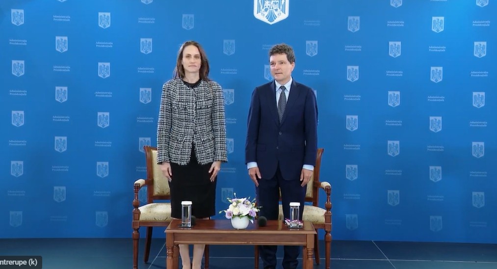 Poporul cătrănit căptușit cu amăgiri