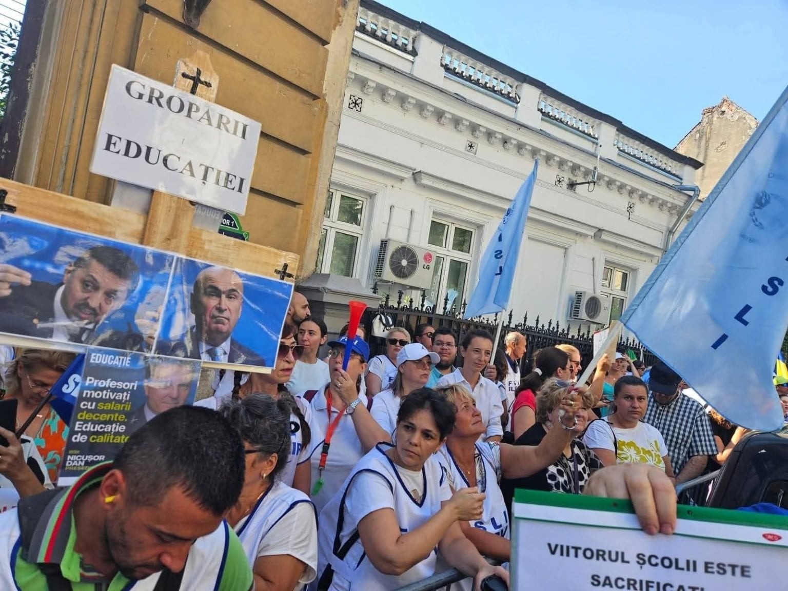 Profesorii și funcționarii publici, principalele victime ale austerității