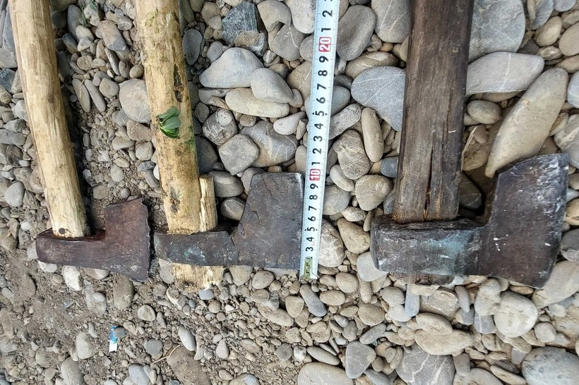 La un târg tradiţional, arme albe cu duiumul