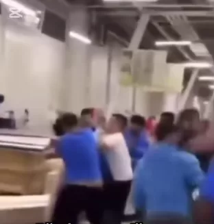 Bătaie între muncitori români și nepalezi într-o fabrică (video)