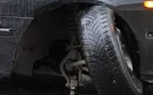 Răniți în Argeș. Autoturism înscris în compeție a rămas fără roată