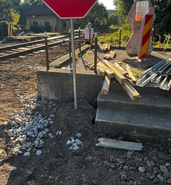 Monument al ostașului român, folosit pentru depozitare construcții (update)