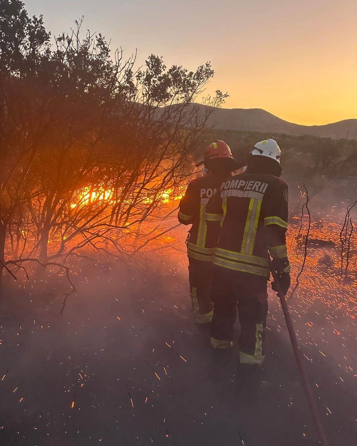 Zeci de pompieri români trimiși la incendiile din Spania