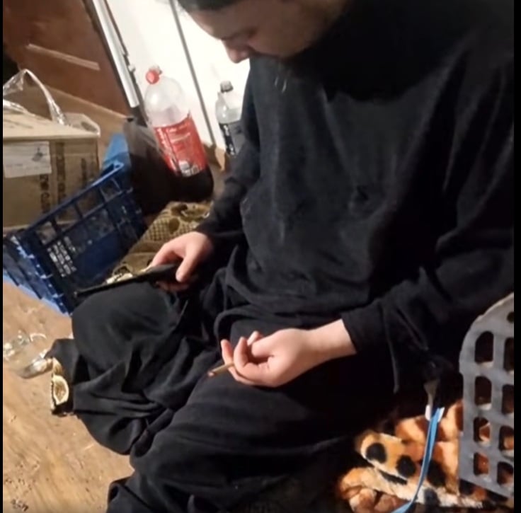 Scandal în Biserică. Preot filmat când bea și dansează pe manele (video)