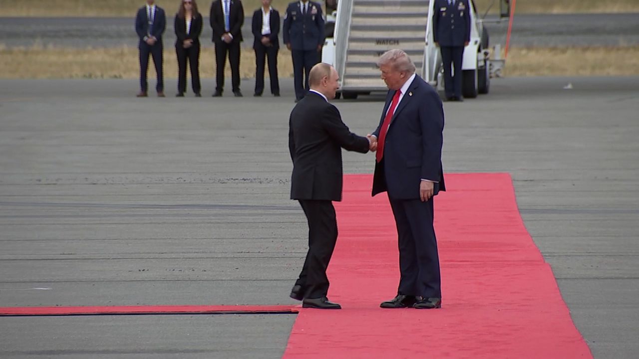 Putin, așteptat cu aplauze și covorul roșu în Alaska (video)