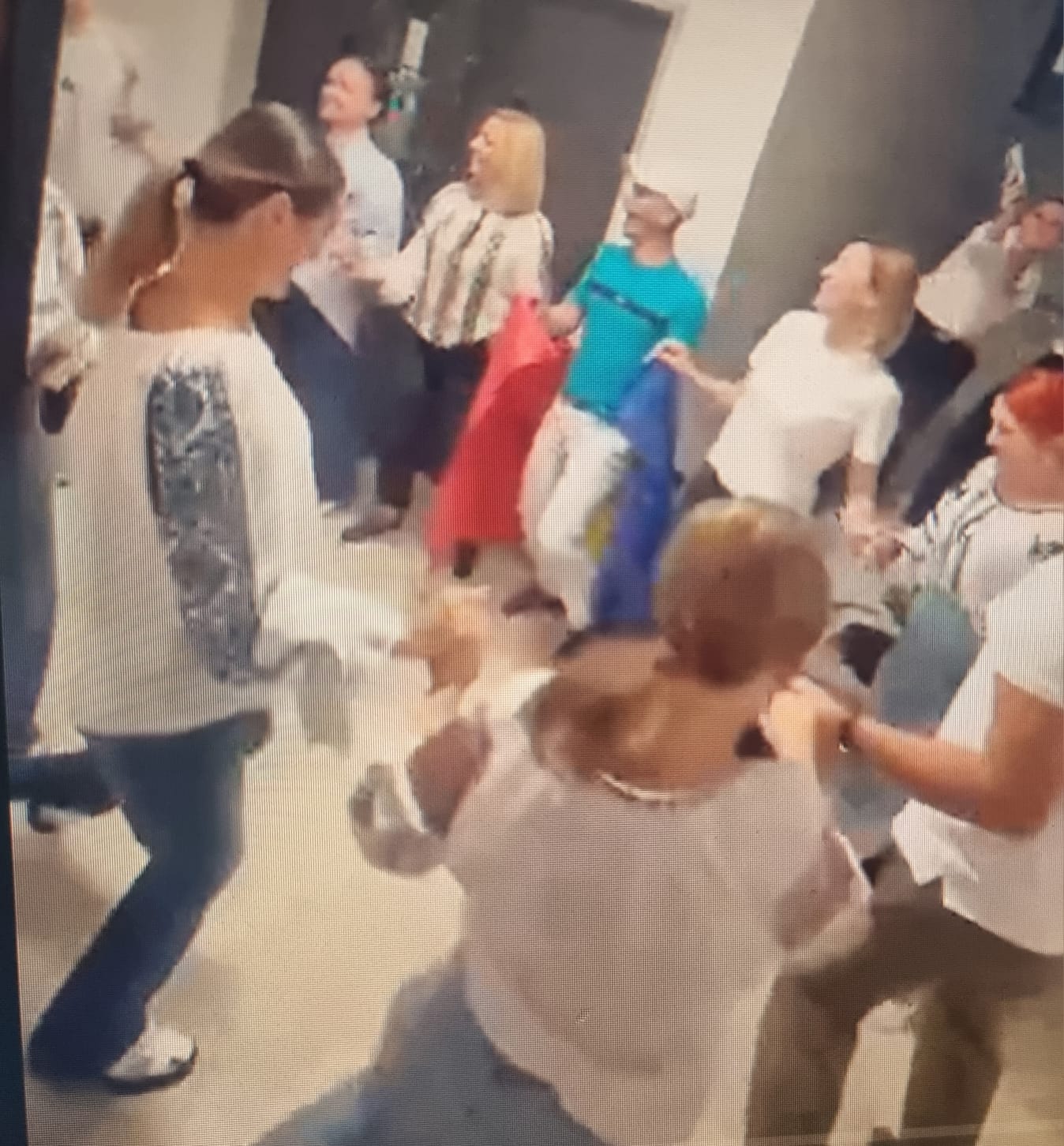 Moldovenii au încins o horă la vot