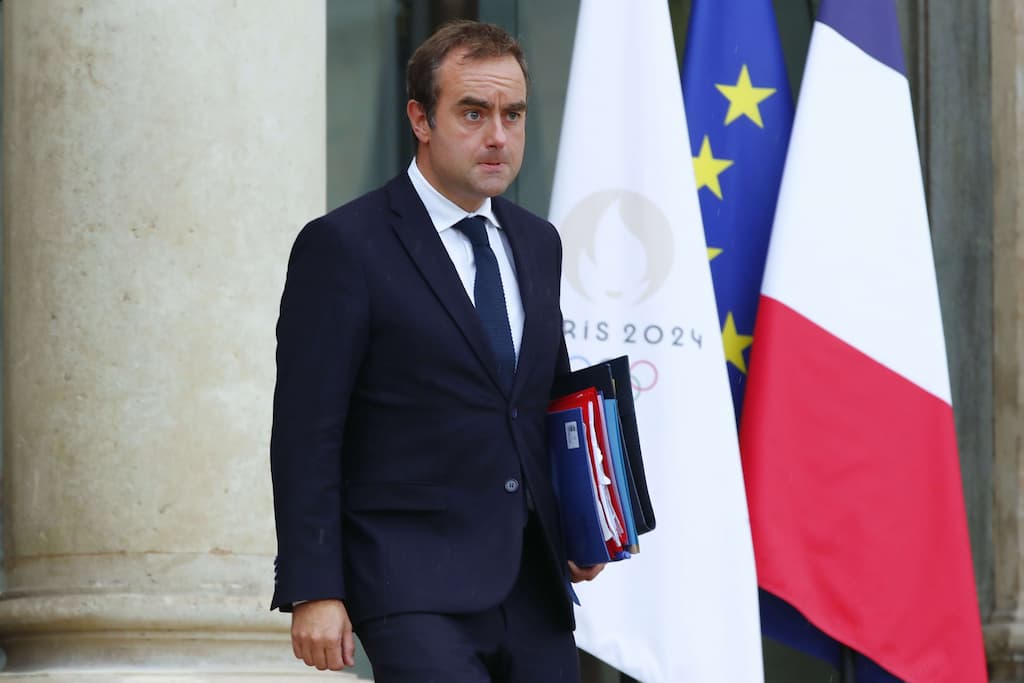 Macron a numit un nou premier