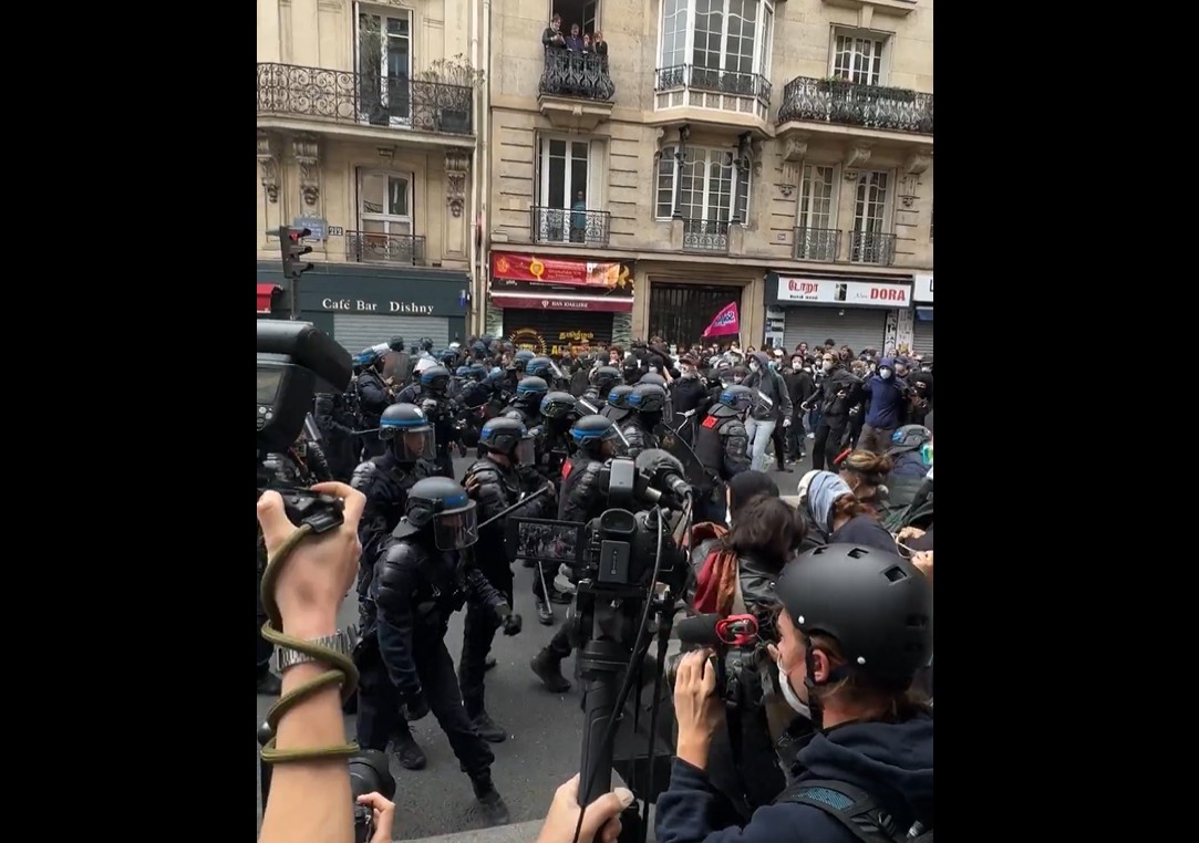 Franța paralizată de proteste – Haos în gări, baricade și arestări