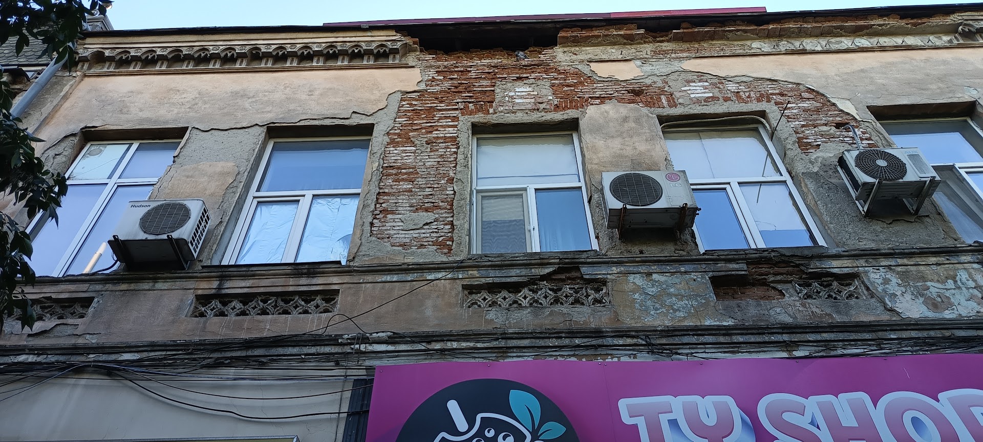 Orașul văzut de jos. Azi, mizeria de pe Magheru (fotoreportaj)