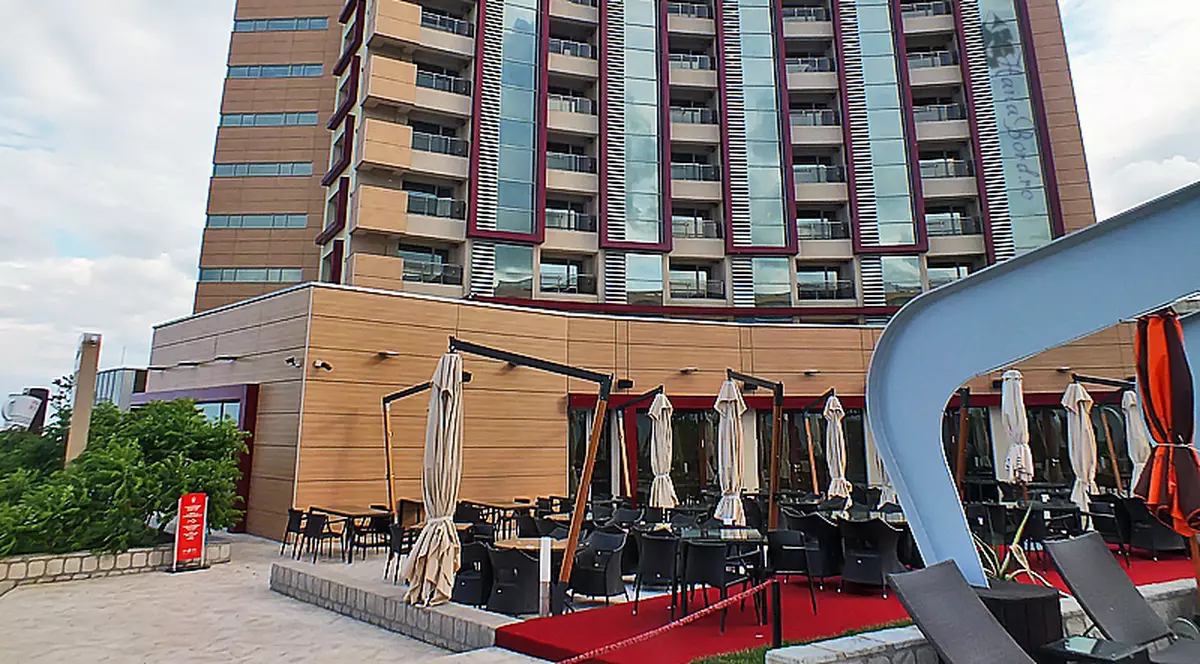 Hotelul unde s-a filmat ”Nea Mărin Miliardar” a intrat în insolvență