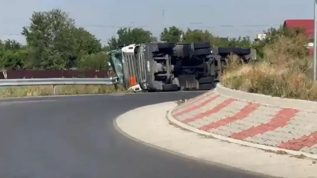Pericol de explozie după răsturnarea unei cisterne cu gaz