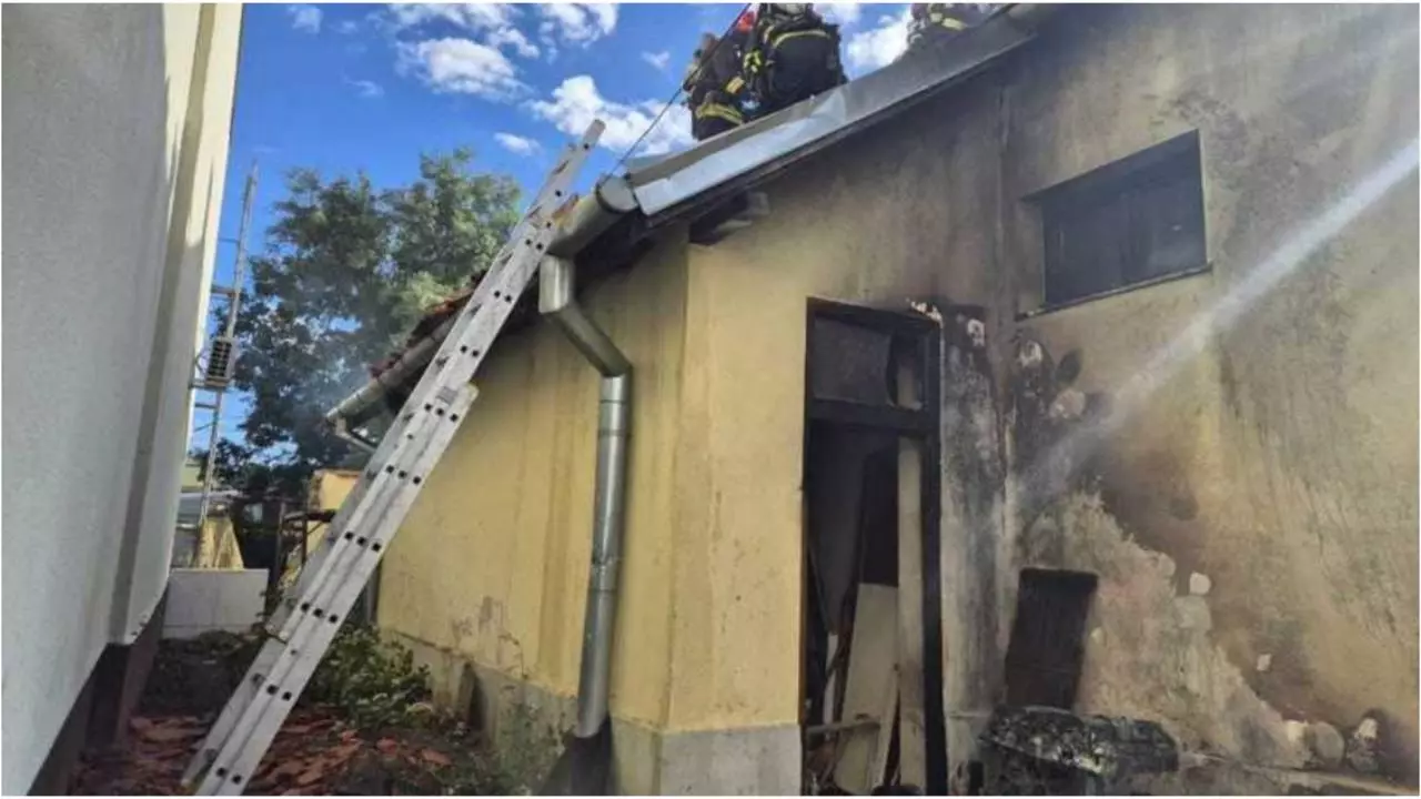 Incendiu în curtea bisericii. Copiii au scăpat cu fuga