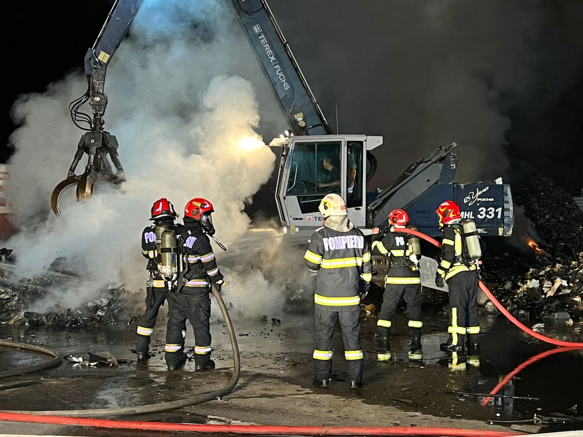 Sute de kilograme de deșeuri din caroserii auto au ars (foto/video)