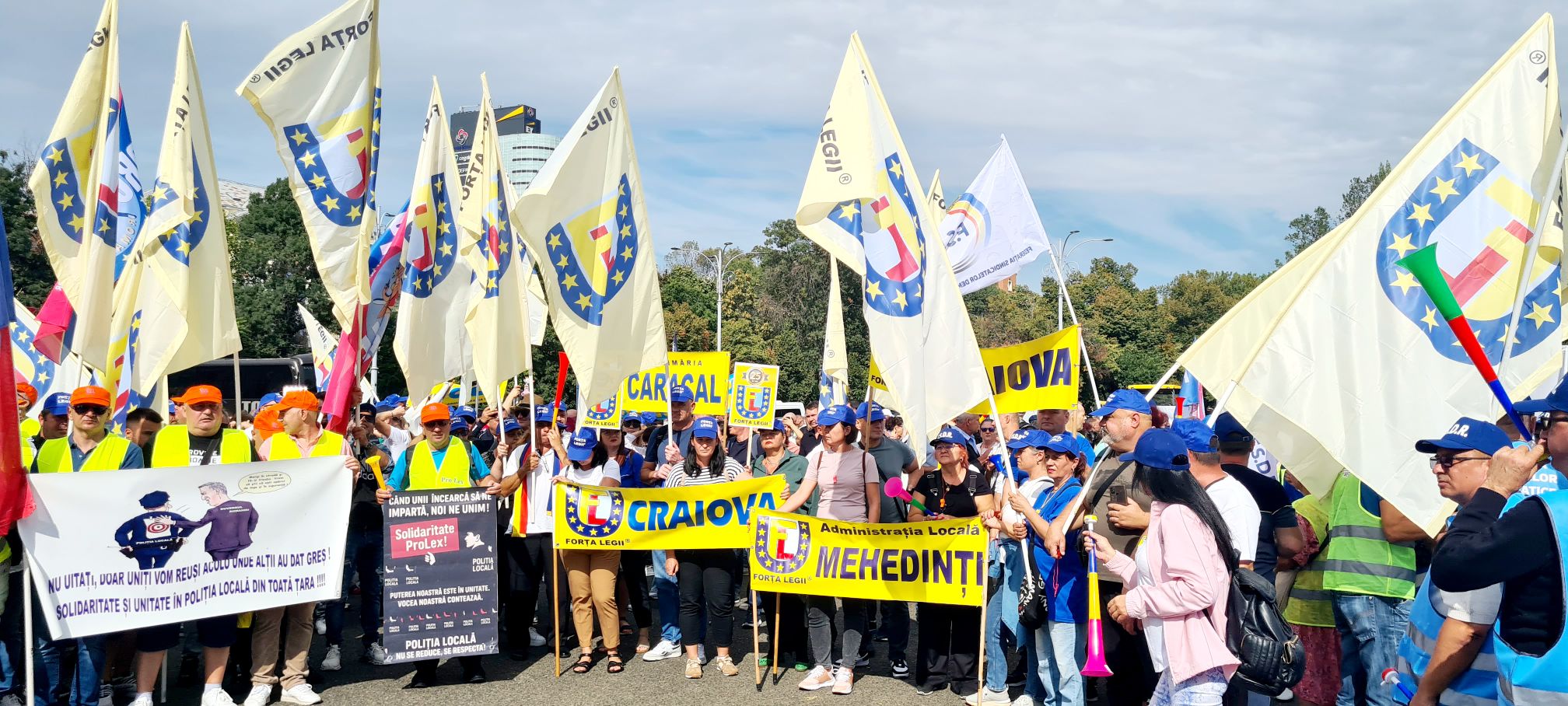 Guvern. Angajații protestează, premierul are musafiri