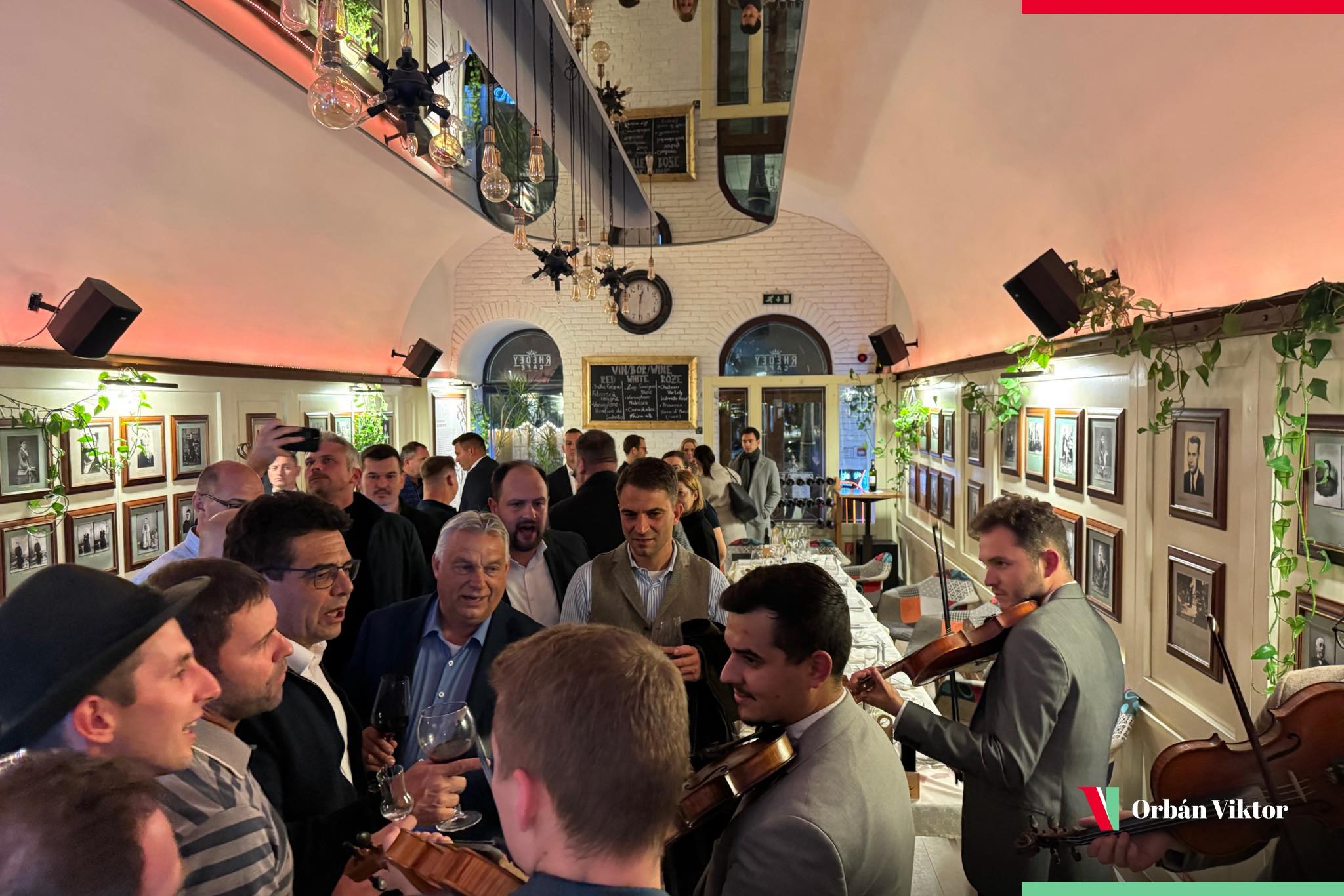 Premierul maghiar a cântat la Cluj: Nu plecăm de aici