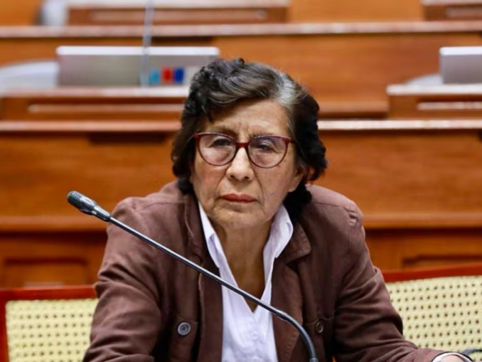 Deputată fotografiată în timp ce un consilier îi făcea pedichiura