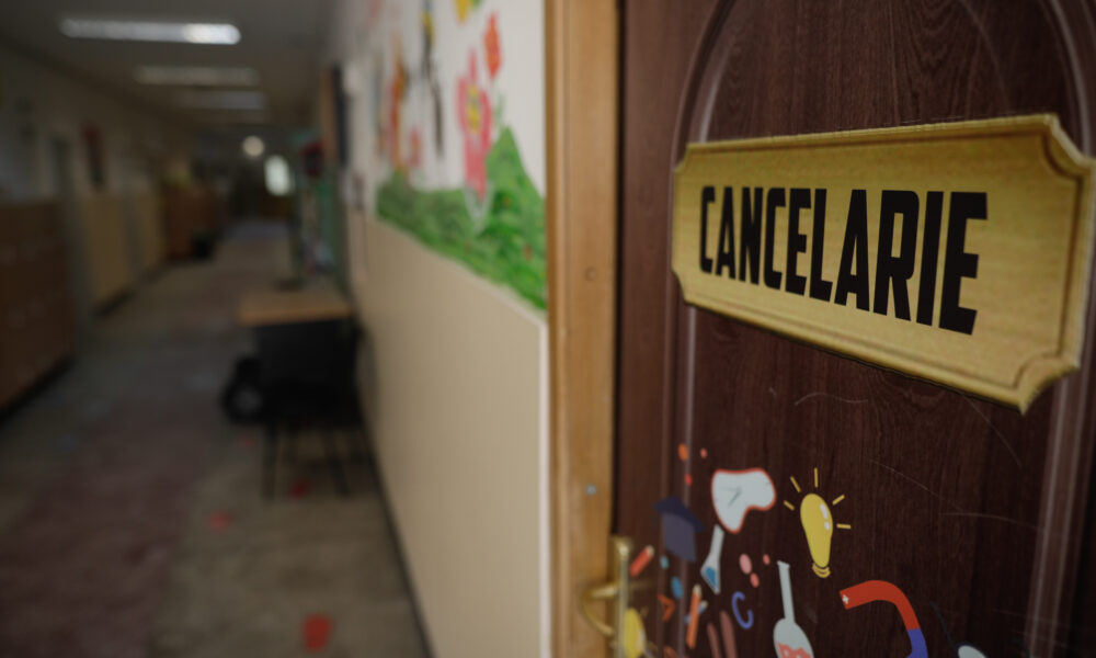 SCANDALOS: Ziua la școală, noaptea făcea videochat