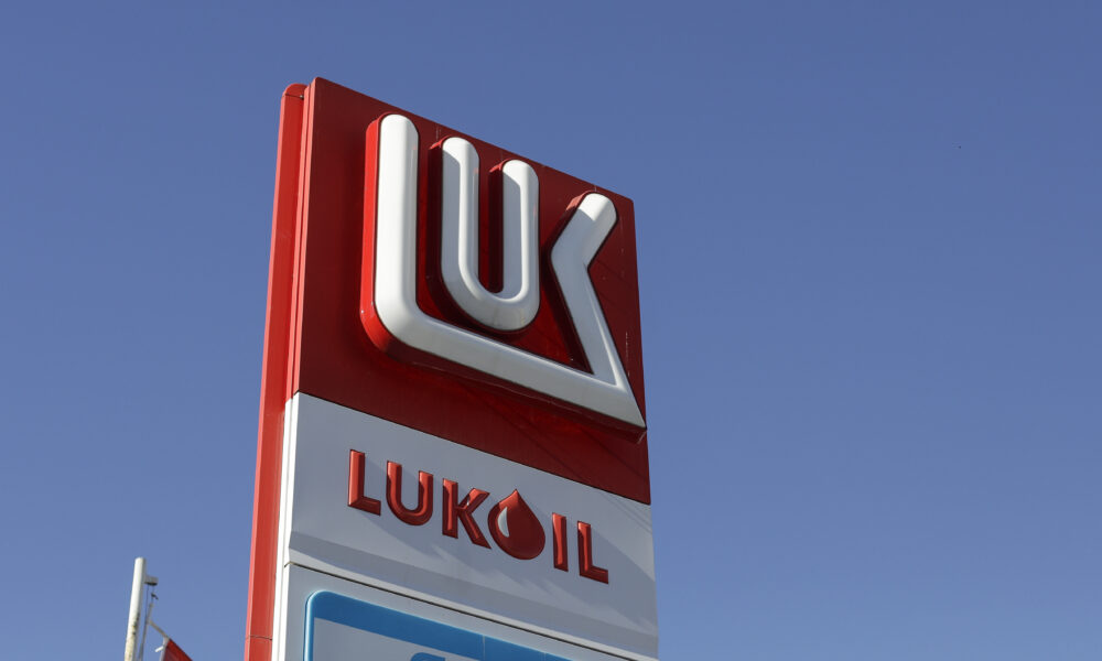 Lukoil își vinde activele din România