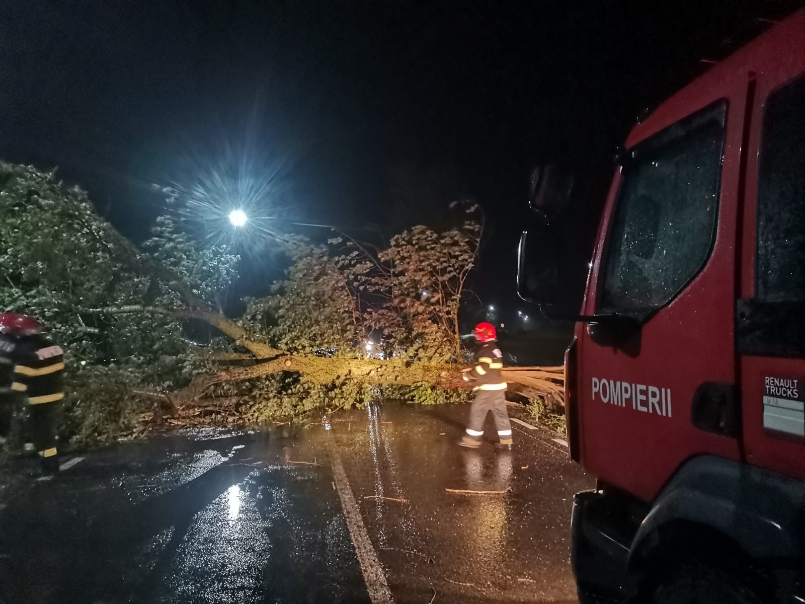 Prăpăd: 1200 de intervenții din cauza vremii