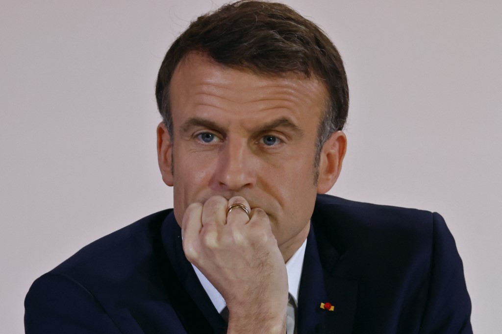 ”Macron trebuie să plece”. Guvernul a supraviețuit 12 ore