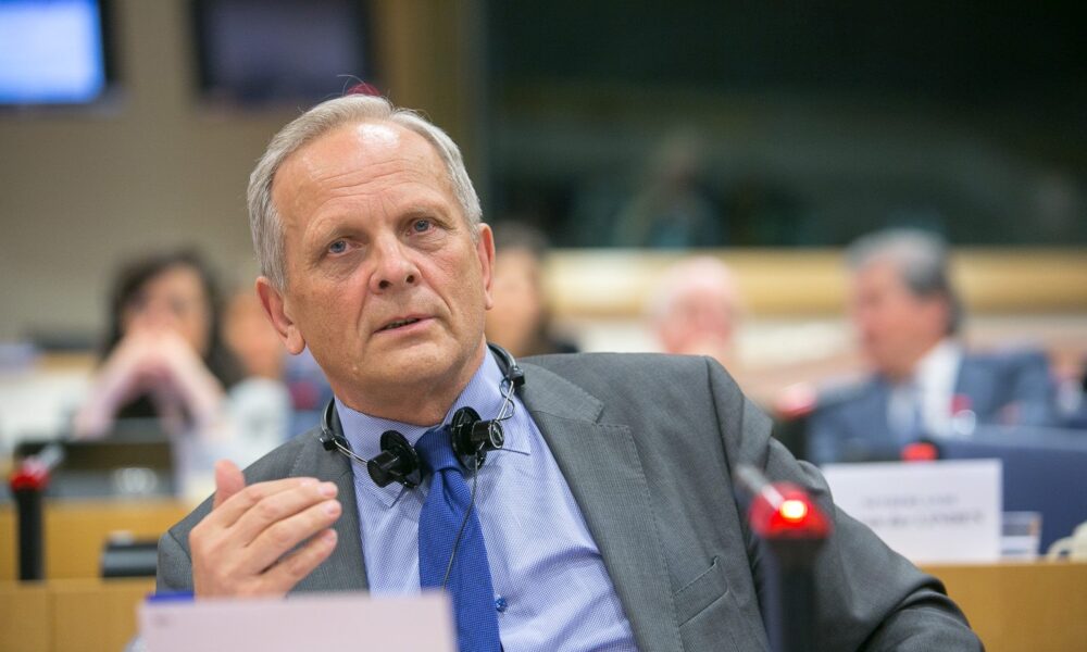 INTERVIU ,,Bolojan nu poate fi jucat pe degete. Rămâne premier până în 2027″ – Stolojan