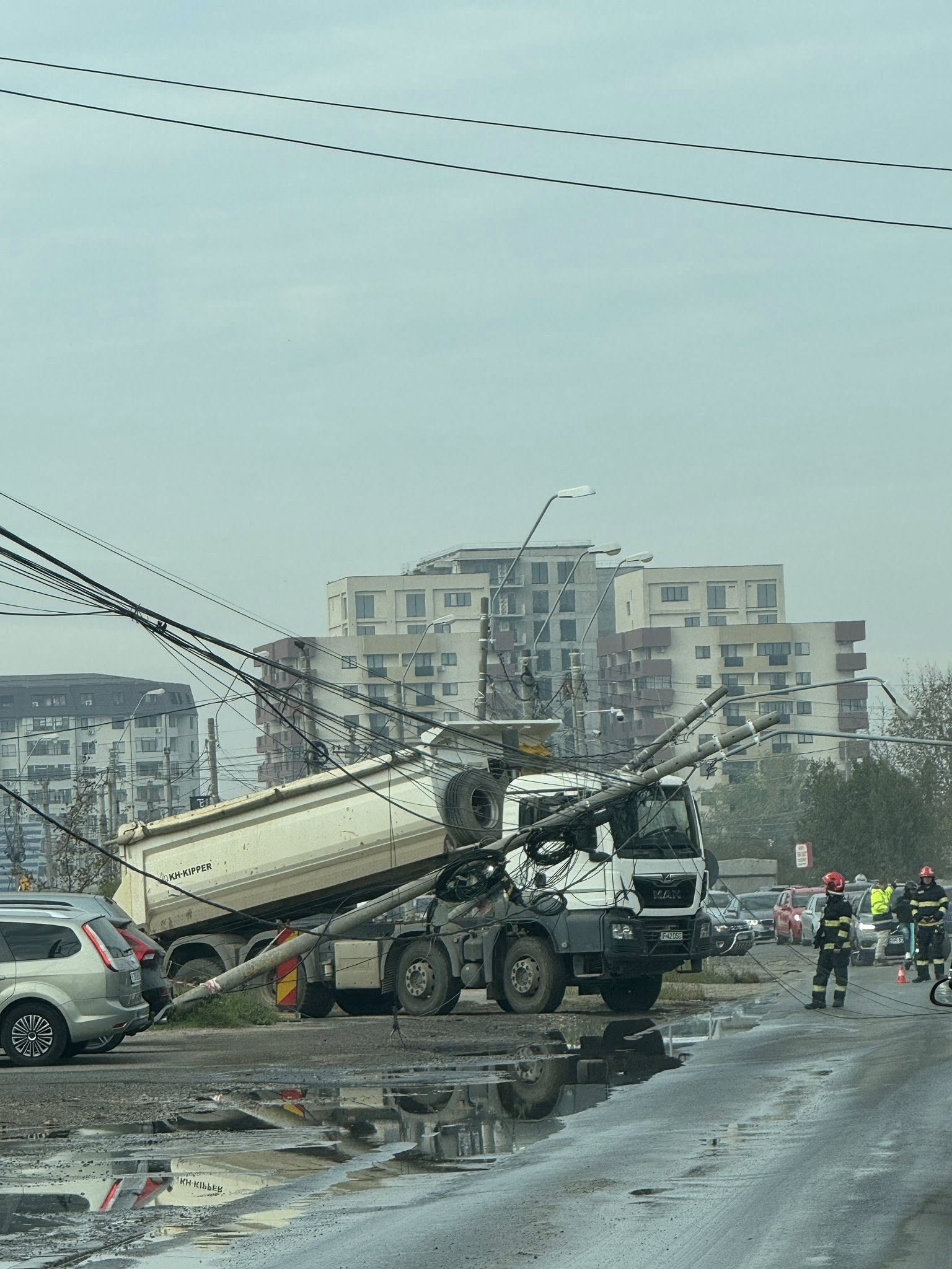 O basculanta a agățat firele de electricitate