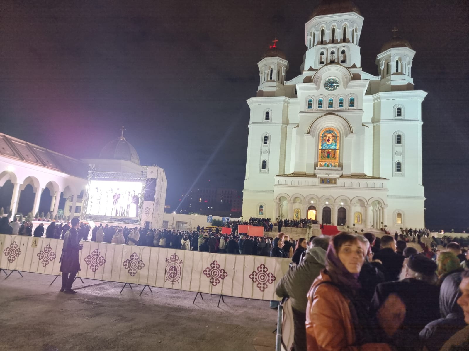 S-a dat liber: Pelerinii pot intra în Catedrala Mântuirii Neamului