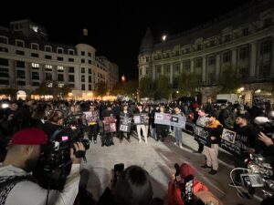 Pancarte în Piața Universității, la Marșul pentru Colectiv