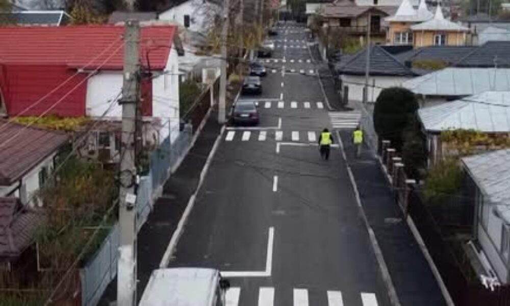 VIDEO Risipă pe banii PNRR: stradă invadată de treceri de pietoni