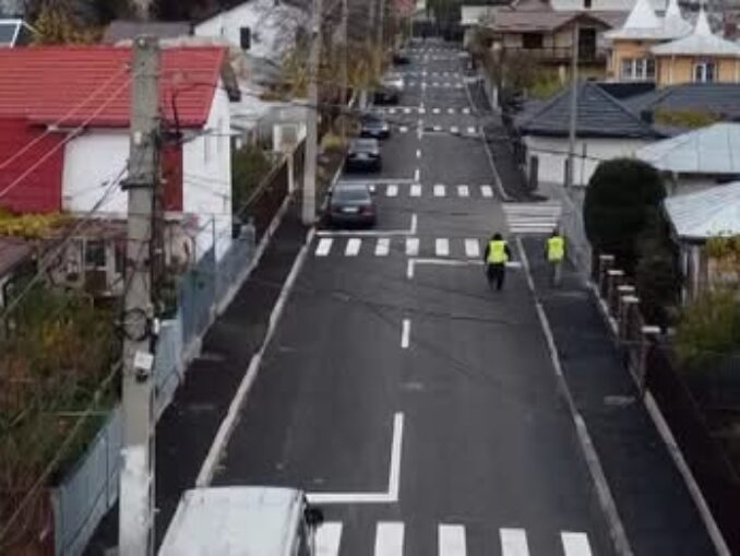 VIDEO Risipă pe banii PNRR: stradă invadată de treceri de pietoni