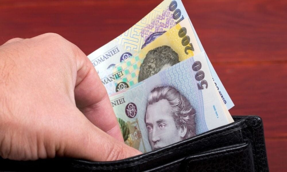 Românii cu salarii de 3.000 de lei zic nu-și mai permit nici să ia credite. Banii merg pe facturi