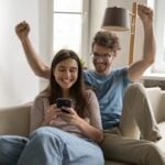 Alt: o persoană care face cumpărături și primește recompense