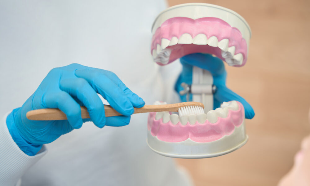 O igienizare dentară la șase luni reduce riscul de carii cu 60%