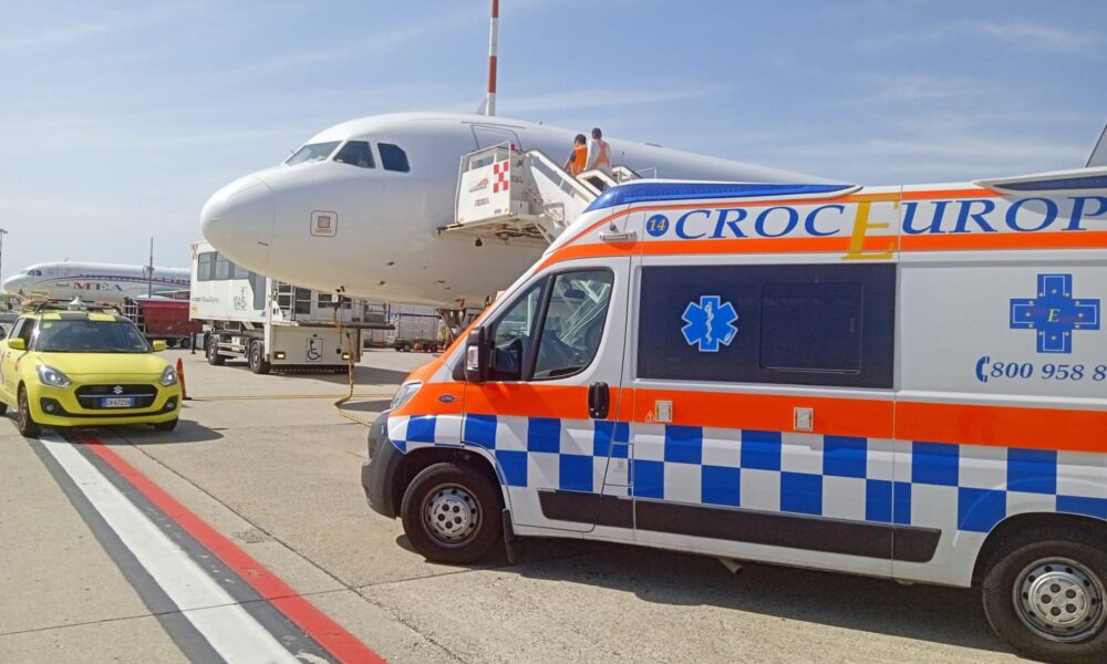 Un bebeluș înfruntă un zbor dificil pentru o șansă la viață VIDEO