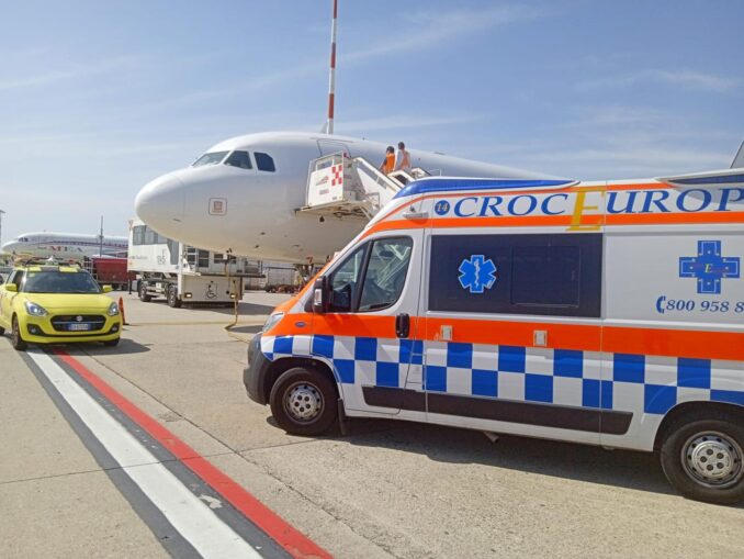 Un bebeluș înfruntă un zbor dificil pentru o șansă la viață VIDEO