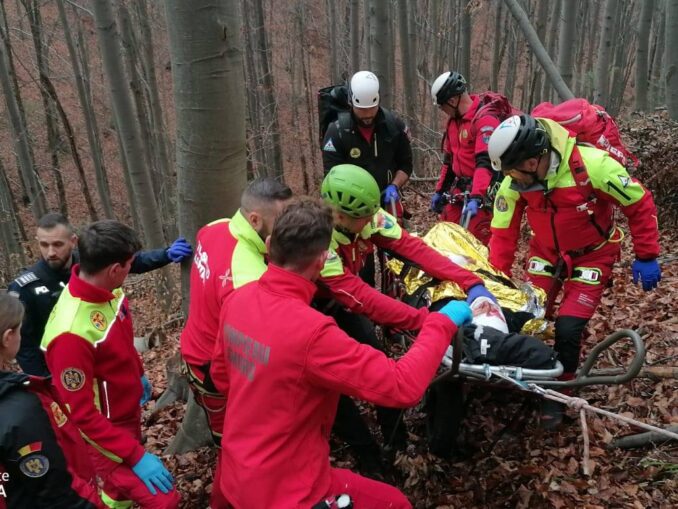 Bărbat grav rănit, ajutat de salvamontiștii din Maramureș