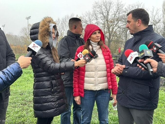 Momente penibile din campanie. Cum se dau în stambă candidații pentru voturi