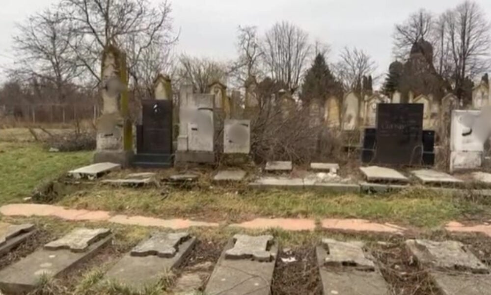 Doi minori au desenat svastici pe morminte evreiești