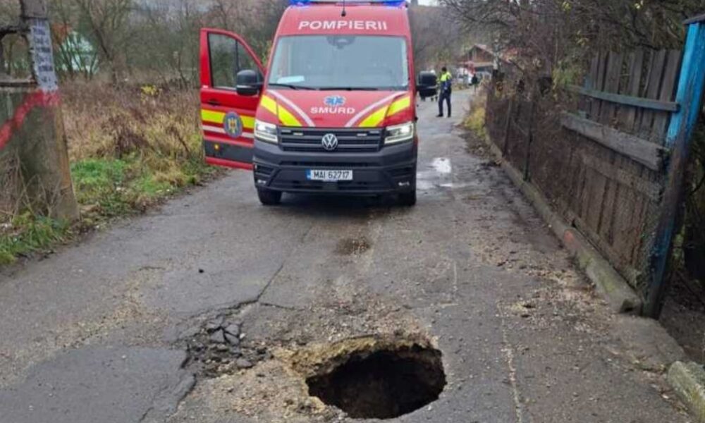 Spitalizați după ce au căzut într-o groapă din asfalt